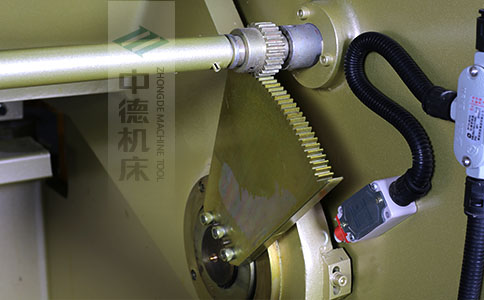 ZDS-450采用高精度刀片間隙調(diào)節(jié)齒輪，經(jīng)過(guò)淬火高硬度又耐磨，表面鍍鋅不生銹，長(zhǎng)年累月使用依然有很高的調(diào)節(jié)精度.jpg