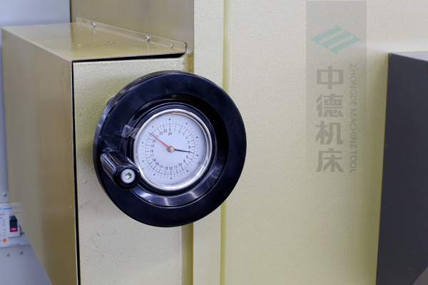 ZDG-632刀片間隙調(diào)節(jié)裝置，設(shè)置在機架前面，并有刻度顯示，調(diào)節(jié)方便.jpg