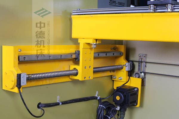ZDPK-10032X軸配有滾珠絲桿及直線導軌，大功率伺服電機，鋼絲同步帶，能顯著提升X軸定位精度及速度
