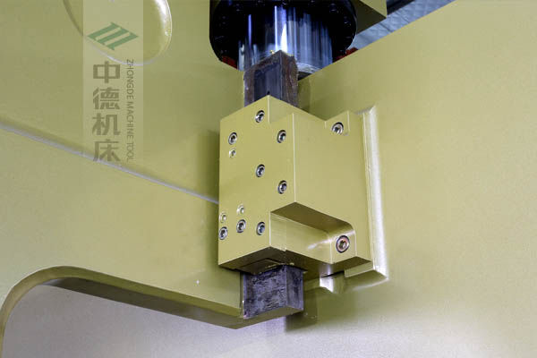 ZDP-20050加厚型滑塊導(dǎo)軌，強(qiáng)有力的保持滑塊間隙，有效減少工作時(shí)的抖動(dòng).jpg