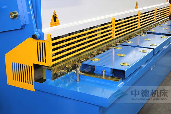 ZDS-2032剪板機(jī)進(jìn)料口，安全防護(hù)，進(jìn)料無(wú)阻，又能直接觀看到燈光對(duì)線的剪切位置.jpg