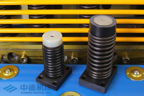 ZDS-2032采用高品質(zhì)壓料油缸，不滲油不會(huì)在板材表面留有油污.jpg