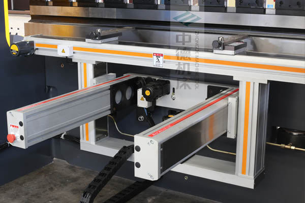 ZDPE8025-4+1軸全封套加強型鋁合金后檔料系統(tǒng)，內(nèi)有成套滾珠絲桿和直線導(dǎo)軌，精度高速度快噪音低.jpg