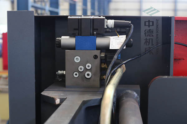 ZDPE8025采用進(jìn)口液壓系統(tǒng)，穩(wěn)定無故障，耐高溫高壓，持久工作精度高.jpg