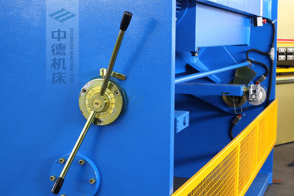 ZDS-432剪板機刀片間隙手動調(diào)節(jié)器，刻度清淅，調(diào)節(jié)省力又簡便.jpg