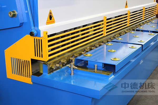 ZDS-432剪板機進料口，安全防護，進料無阻，又能直接觀看到燈光對線的剪切位置.jpg