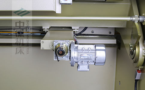 ZDS-1032剪板機(jī)后檔料結(jié)構(gòu)，平行度高，并采用國(guó)內(nèi)一流品牌軸承，耐磨抗壓壽命長(zhǎng).jpg