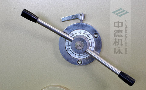 ZDS-640剪板機(jī)刀片間隙手動(dòng)調(diào)節(jié)器，刻度清淅，調(diào)節(jié)省力又簡便.jpg